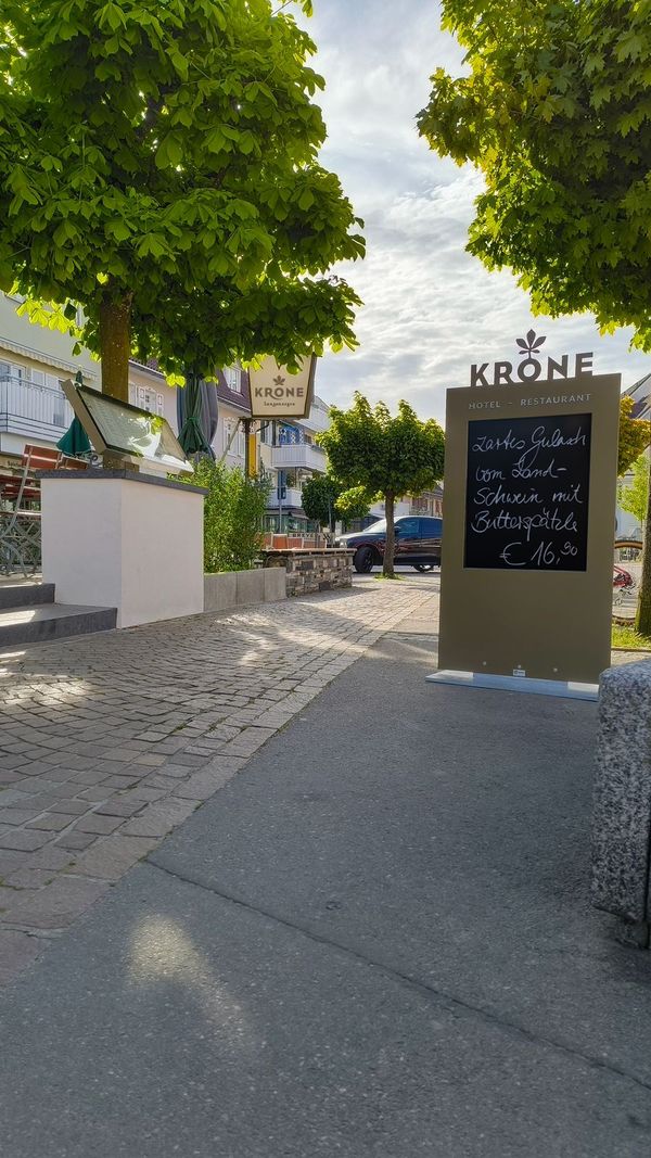 menuluce und Display im Eingangsbereich des Hotels Krone