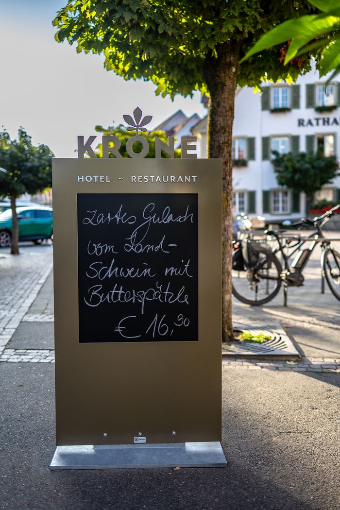 Display für Tagesempfehlungen vor dem Hotel Krone