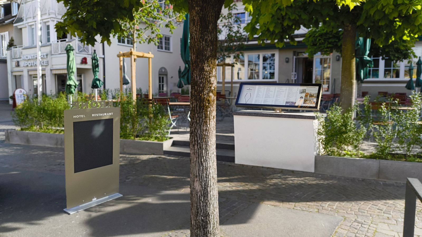 menuluce Schaukasten und Display für Tagesempfehlungen vor dem Hotel Krone