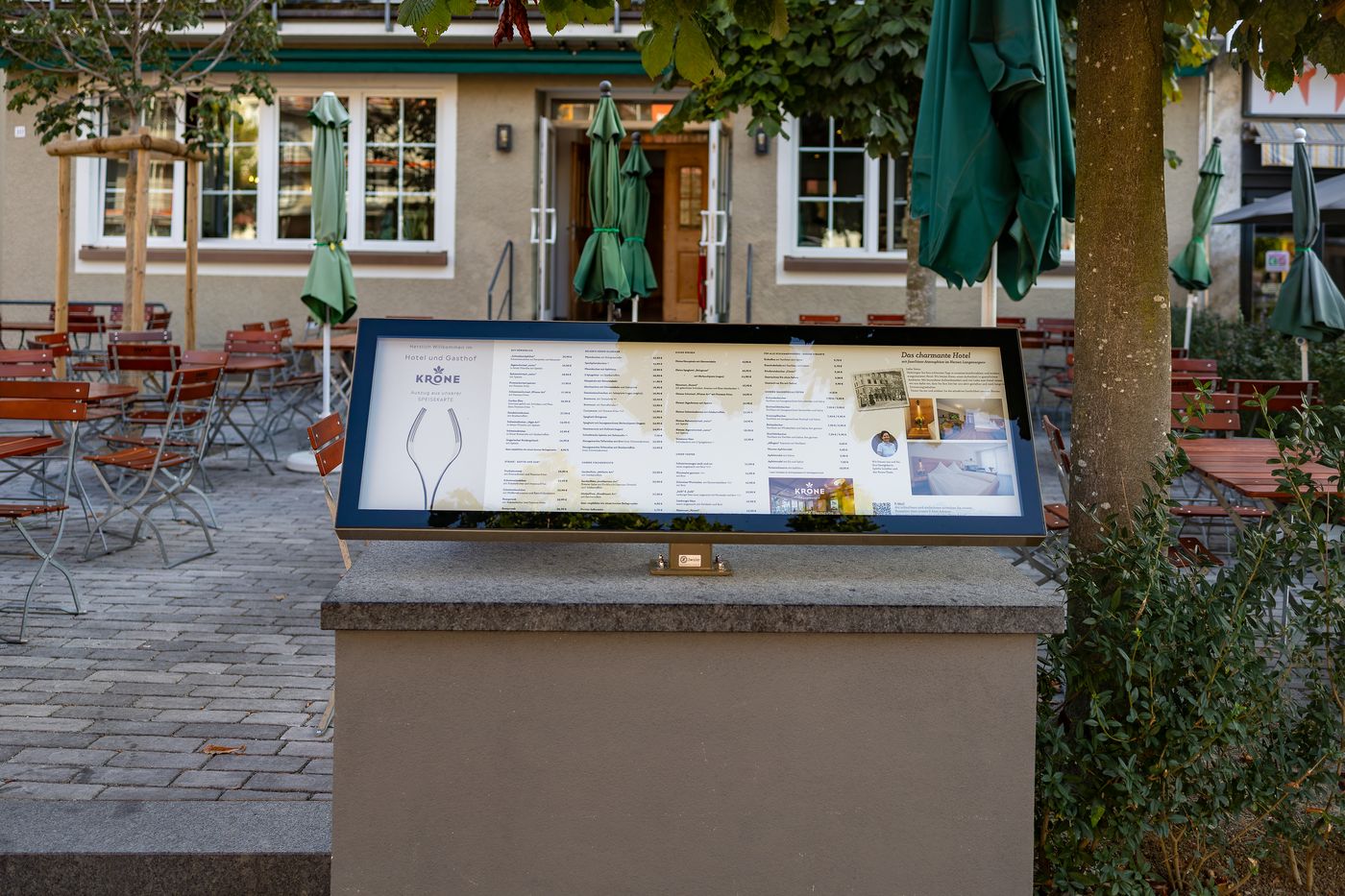 menuluce Schaukasten auf Sockel vor dem Biergarten