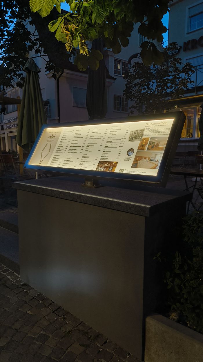 menuluce Schaukasten beleuchtet bei Nacht